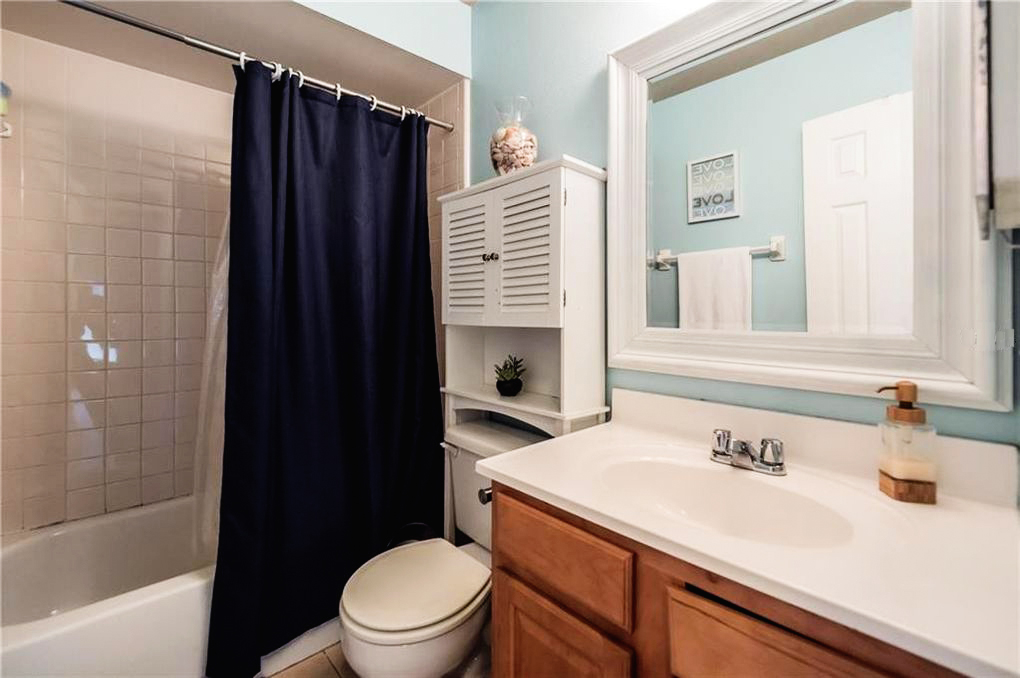 Bathroom-with-Cotton Curtains