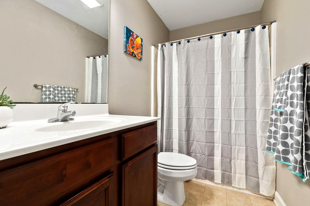 Bathroom-with-Linen Curtains