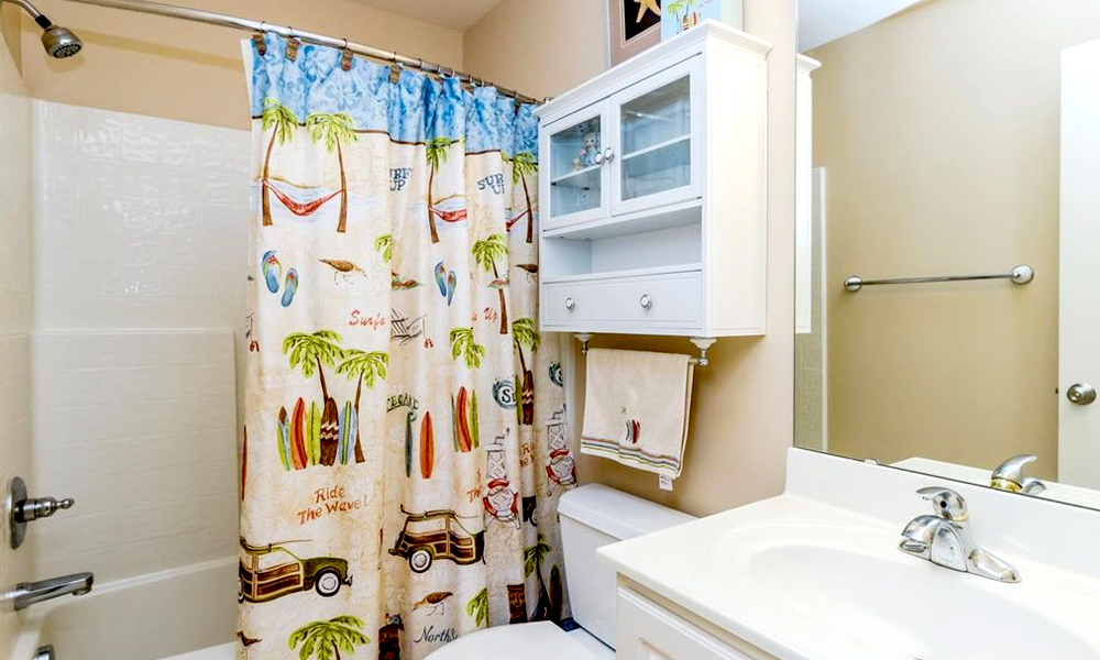 Bathroom-with-Patterned Curtains