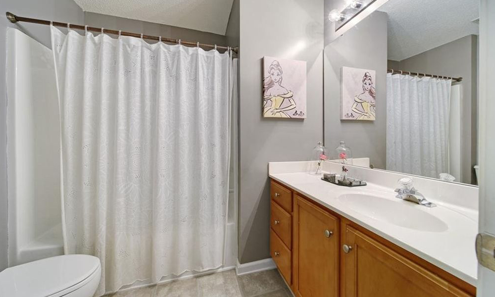 Bathroom-with-Polyester Blends Curtains