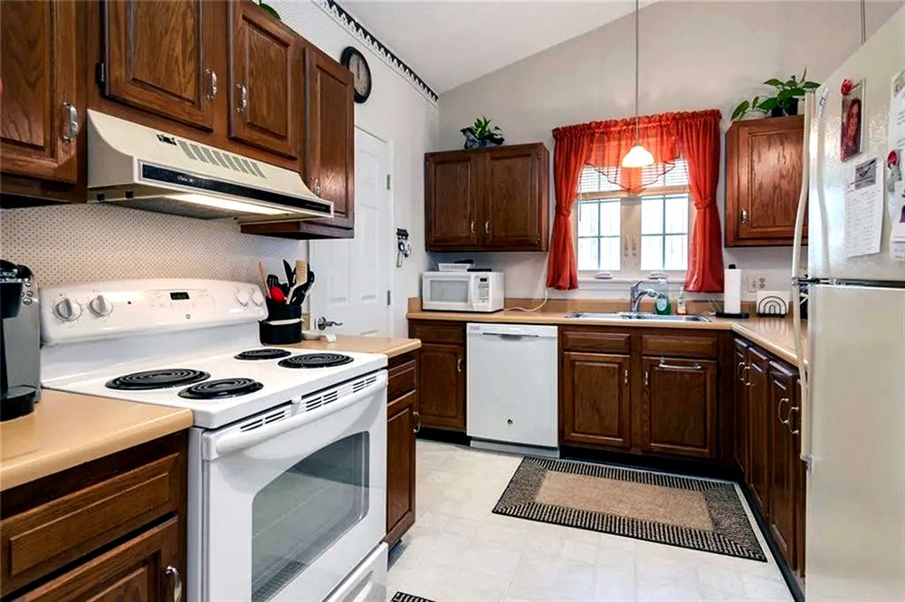  Cozy Cookspace with a Crimson Touch