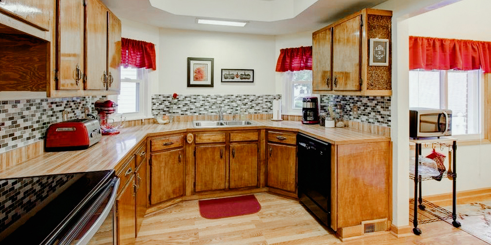 How to Decorate A Kitchen with Red Curtains