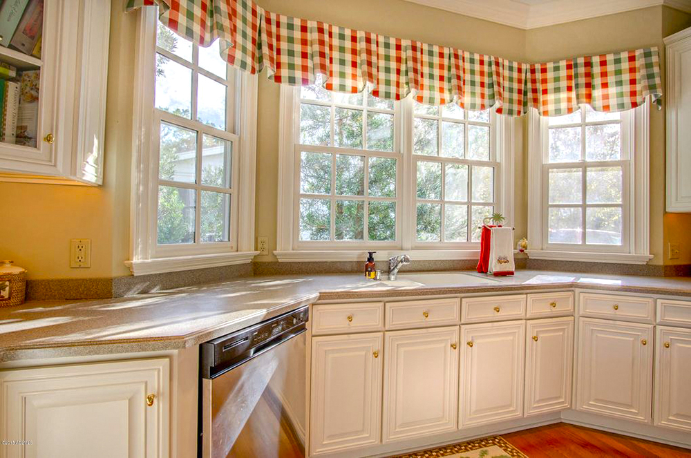 Kitchen-Bay-Window-Gingham Curtains