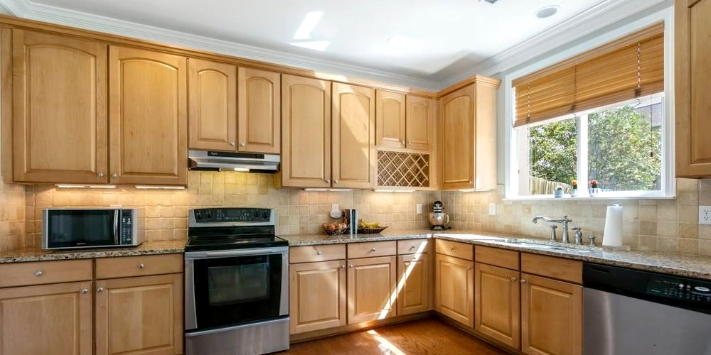 Kitchen-with-Roller Shades