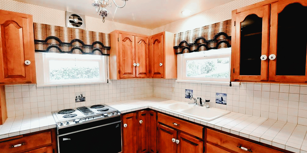 Kitchen-with-Roman Shades